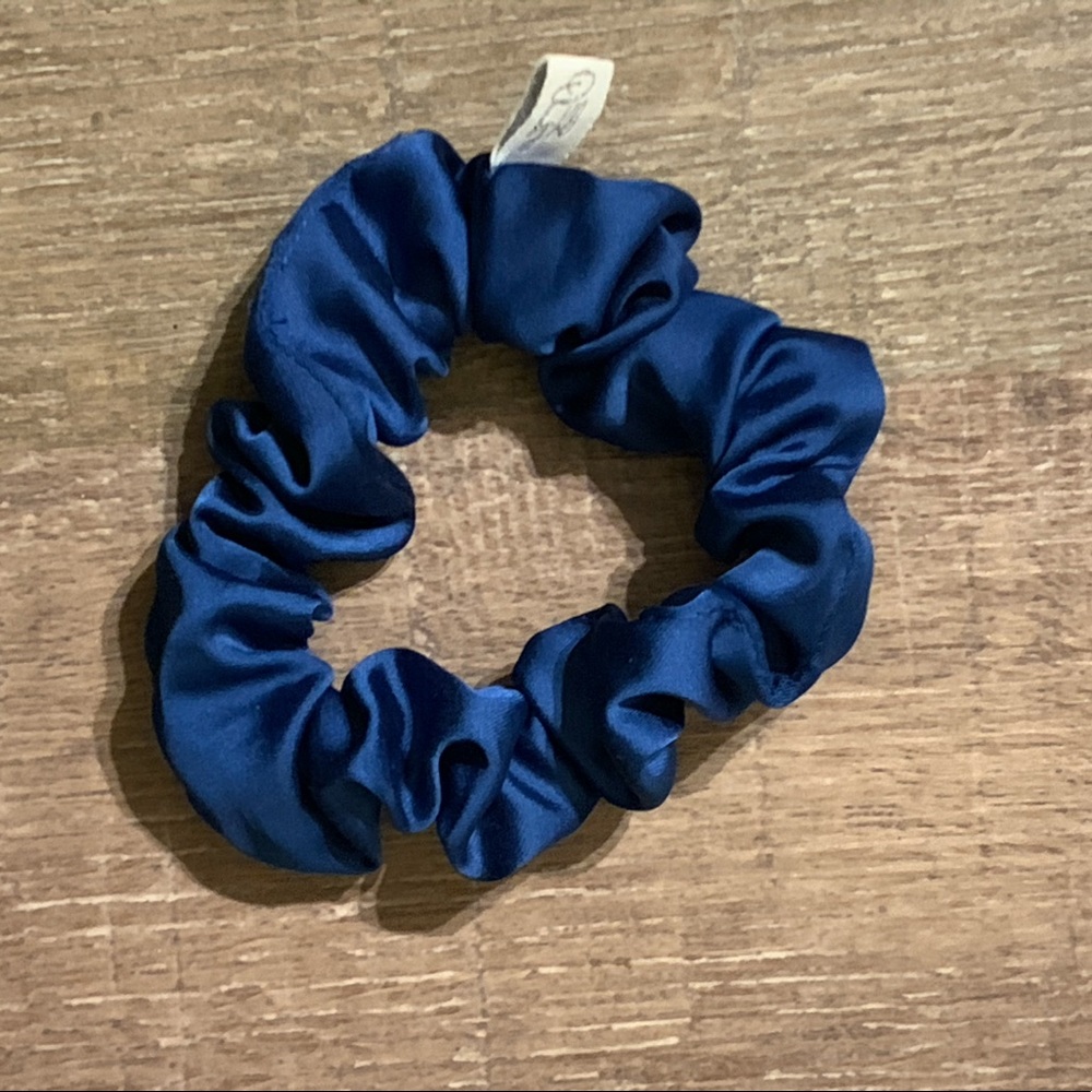 Mini Dew scrunchie (navy blue)